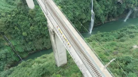 在创世界之最的铁路桥上飞檐走壁！插图2